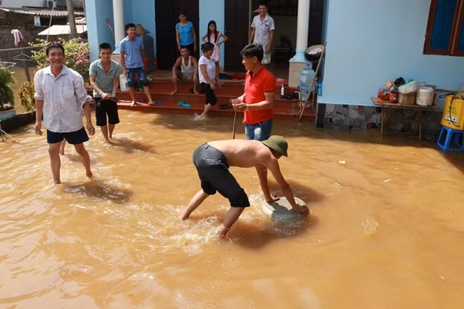 Thậm chí có nơi người ta bắt cá được trong sân nhà.
