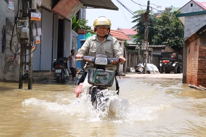 Các con đường nơi đây vẫn chìm trong lòng nước.