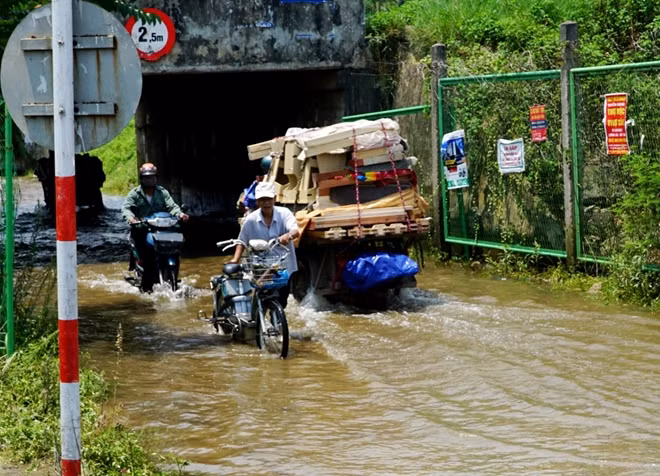 Ngày 23-7 dù trời đang nắng to nhưng nước vẫn ngập tại một số hầm chui trên Đại lộ Thăng Long, Hà Nội.