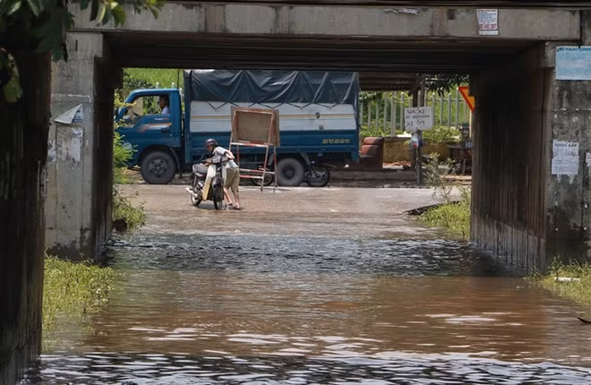 Một số người đến khu vực bị ngập buộc phải quay lại chọn lối khác.