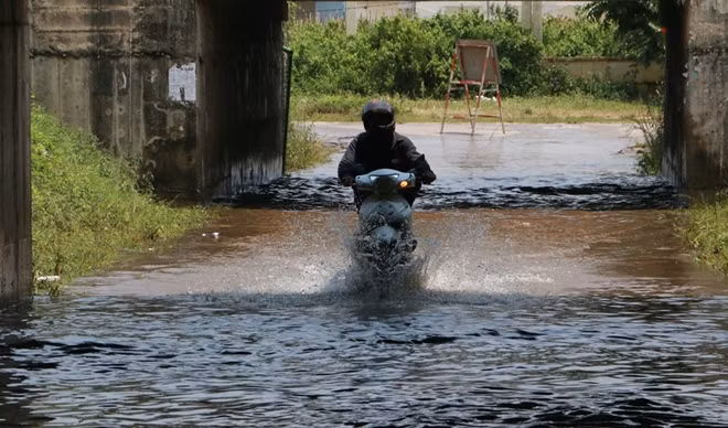 Tuy nhiên một số phương tiện khác vẫn chọn cách "lướt sóng" qua hầm chui.