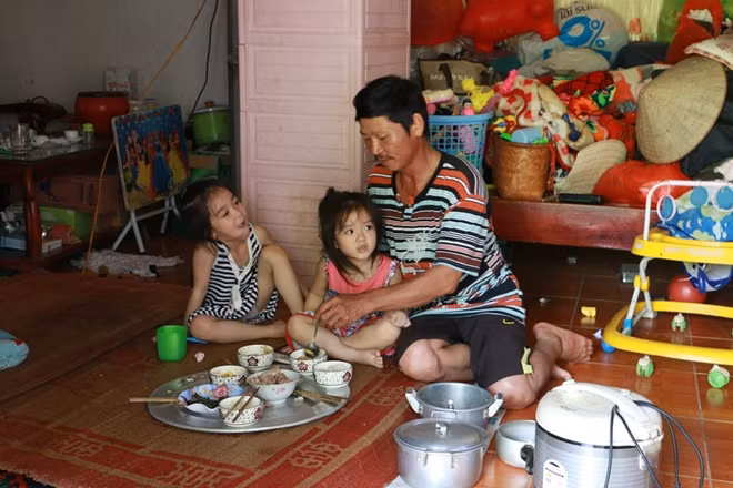 Bữa cơm trưa trong một gia đình trong vùng lụt tại xã Tuyết Nghĩa, huyện Quốc Oai, Hà Nội. Điện vẫn được cấp trong 3 ngày qua tuy nhiên mực nước ngập cao nên sử dụng cũng tạo ra nhiều nguy cơ mất an toàn.