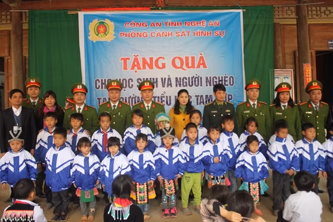 Trao tặng áo ấm cho các em học sinh và các gia đình có hoàn cảnh khó khăn tại bản Phà Lỏm.