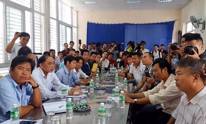 Nhiều chủ xe ô tô trong cuộc đối thoại với chủ đầu tư Trạm BOT Ninh An sáng ngày 4-1-2018.