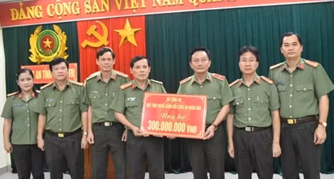 Bộ Công an trao quà ủng hộ bão lụt tại Quảng Trị