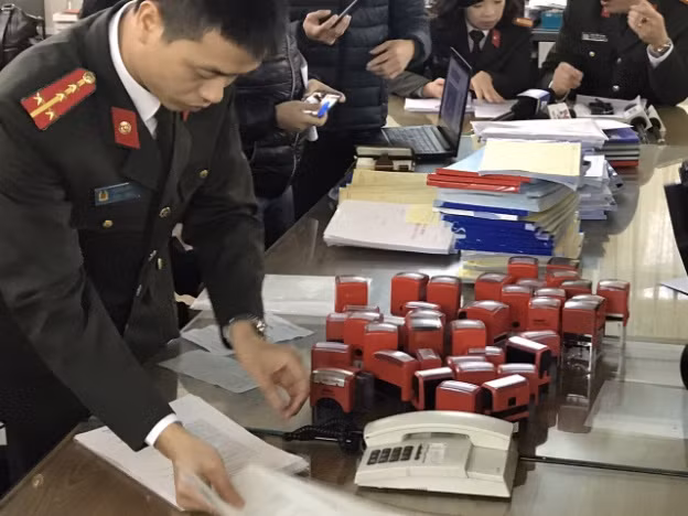 Hóa đơn và con dấu mà Nguyễn Thị Đào cùng đồng bọn dùng để mua bán hóa đơn trái phép.