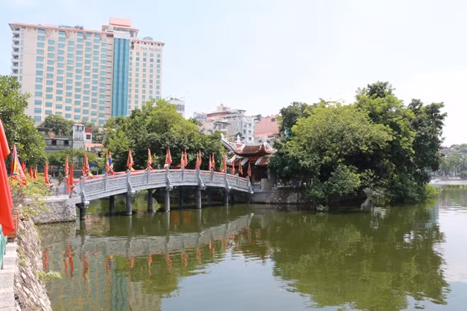 Một cây cầu đá mới tuyệt đẹp nối giữa hòn đảo nhỏ trên hồ Trúc Bạch với đường Thanh Niên được xây dựng.
