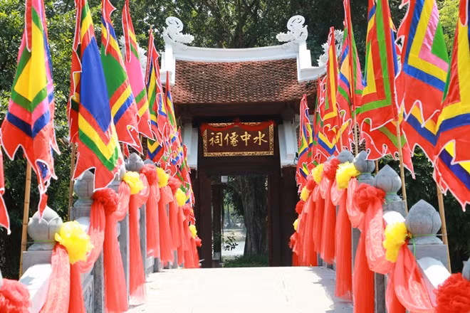 Đền Cẩu Nhi nhìn từ đường Thanh Niên.