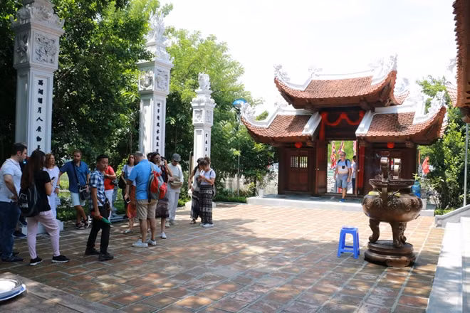 Một đoàn khách du lịch nước ngoài chọn đền là điểm đến trong tour du lịch của họ.