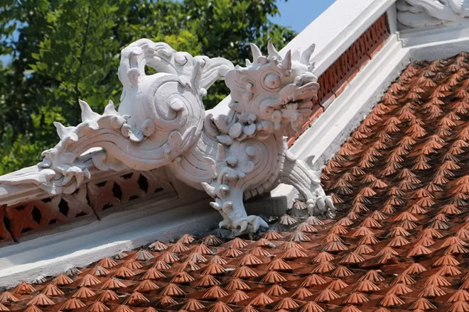 Liên quan đến sự tích Cẩu Mẫu - Cẩu Nhi nên đền có nhiều phù điêu và tượng liên quan đến hình tượng chó.