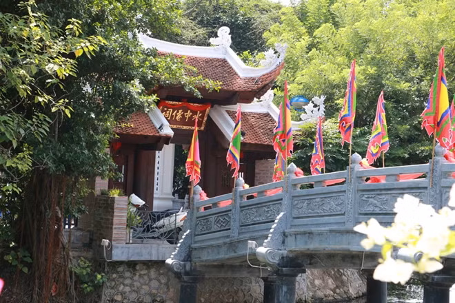 Đền Thủy Trung Tiên (hay đền Cẩu Nhi) nằm trên hòn đảo nhỏ ở phía Tây hồ Trúc Bạch, gắn liền với sự kiện vua Lý Thái Tổ định đô ở Thăng Long.
