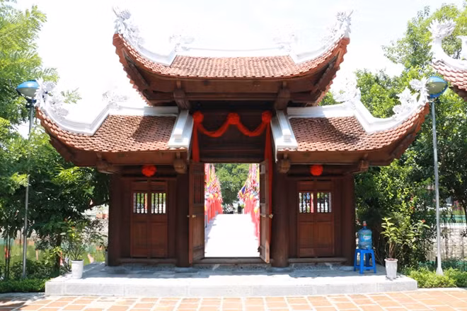 Cổng tam quan của đền.