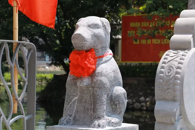 Liên quan đến sự tích Cẩu Mẫu - Cẩu Nhi nên đền có nhiều phù điêu và tượng liên quan đến hình tượng chó.
