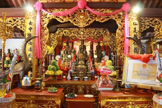 Gian thờ chính của đền.