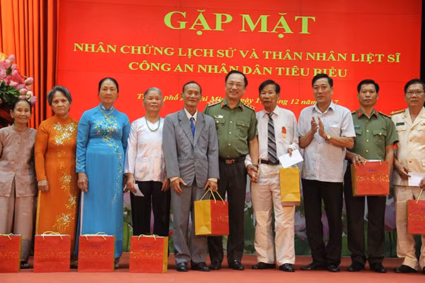 Thứ trưởng Nguyễn Văn Thành và thân nhân liệt sỹ CAND.