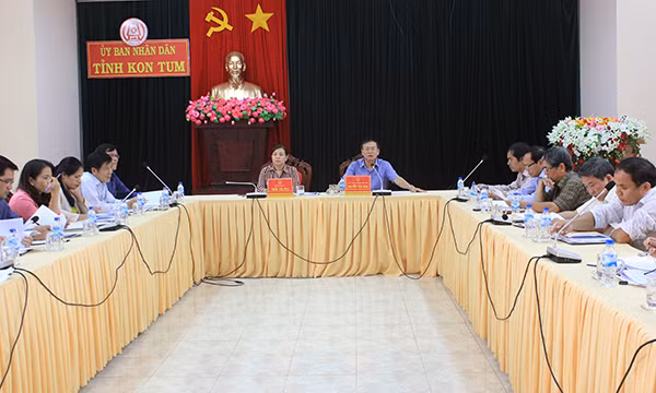 UBND tỉnh Kon Tum họp bàn về xử lý các đơn vị nợ đọng bảo hiểm xã hội, bảo hiểm y tế .
