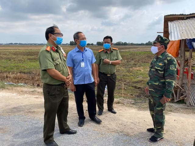 Đại tá Lý Hồng Sinh - Phó giám đốc Công an tỉnh Tây Ninh kiểm tra công tác phòng chống dịch tại tổ công tác số 14, xã Tiên Thuận, huyện Bến Cầu.