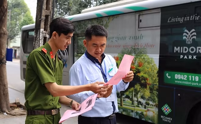 Cán bộ, chiến sỹ phát hàng ngàn tờ rơi tuyên truyền pháp luật đến từng hộ dân.