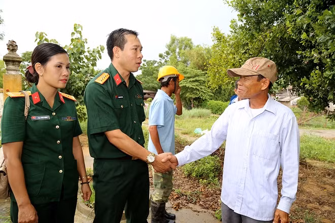 Theo ông Hoàng Văn Thí (70 tuổi), trưởng họ Hoàng, thì làng Đình Tổ đến nay có 19 đời con cháu họ Hoàng, trải quả 500 năm lịch sử. Ông nội của xạ thủ Vinh năm xưa đi tập kết ra Bắc rồi sinh ra các thế hệ sau. Trò chuyện với các bậc cao niên, Xuân Vinh mong muốn được đóng góp để sửa sang lại mộ phần của ông bà cũng như đình làng.