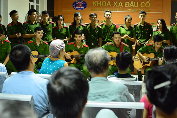 Đại úy Trần Anh Tuấn và đồng đội đã và một chương trình văn nghệ “mộc