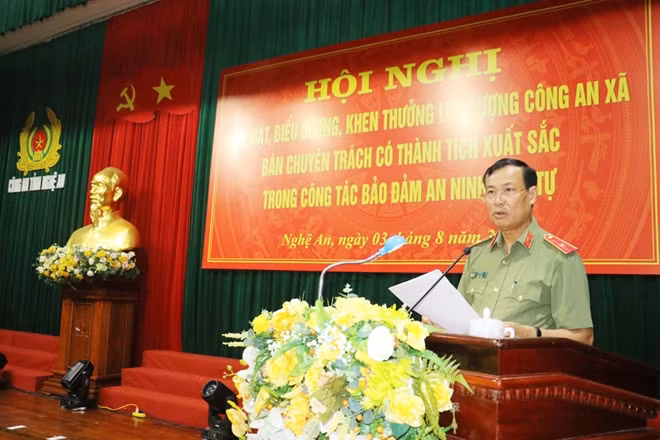 Thứ trưởng Lê Tấn Tới phát biểu chỉ đạo tại hội nghị .