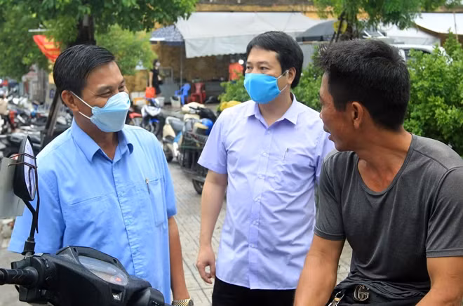 Chủ tịch UBND TP Hải Phòng nhắc nhở người dân đeo khẩu trang.