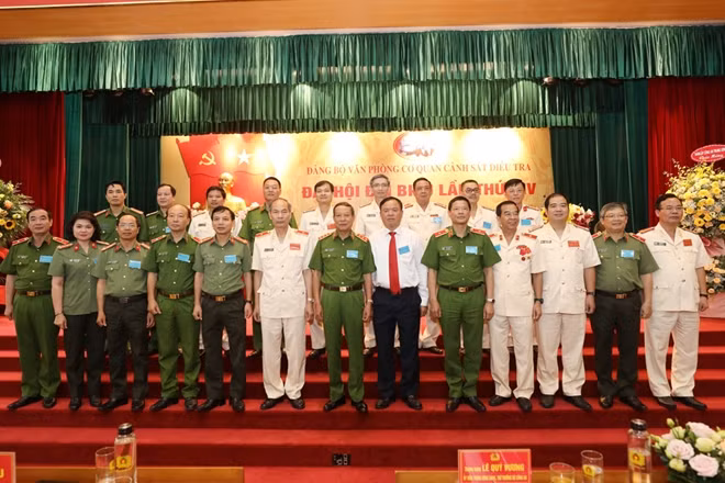 Thứ trưởng Lê Quý Vương với các đại biểu dự Đại hội.