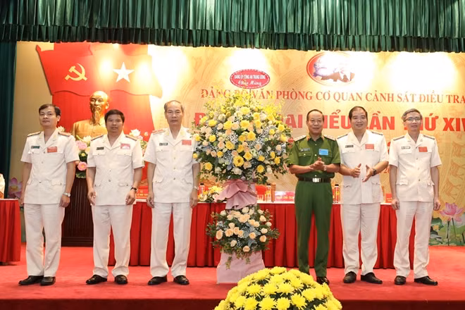 Thứ trưởng Lê Quý Vương tặng hoa chúc mừng Đại hội đại biểu lần thứ XIV của Đảng bộ Văn phòng Cơ quan Cảnh sát điều tra.