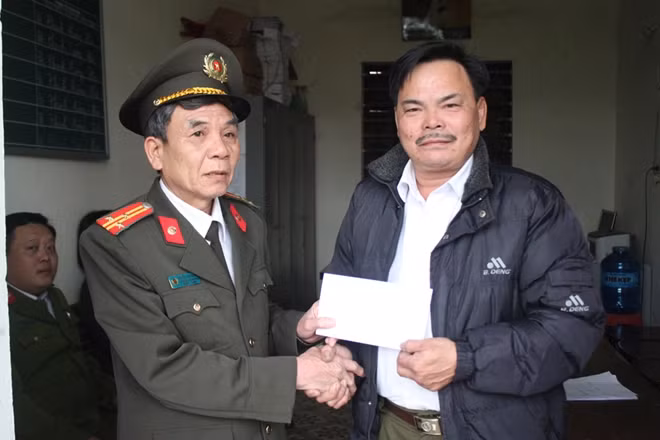 Công an tỉnh Nghệ An tổ chức thăm hỏi, động viên đồng chí Nguyễn Đức Cường, nguyên Công an viên thường trực xã Long Xá, bị thương trong quá trình đảm bảo ANTT năm 2017.