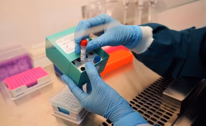 Để đảm bảo an toàn, các xét nghiệm virus SARS-CoV-2 với sinh phẩm VinKit sẽ được thực hiện trong phòng xét nghiệm đạt tiêu chuẩn an toàn sinh học cấp 2.
