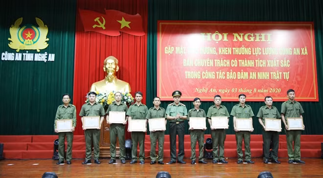 Đại tá Võ Trọng Hải, Giám đốc Công an tỉnh tặng quà cho các đồng chí nguyên Trưởng, Phó Công an xã, Công an viên trên địa bàn toàn tỉnh.