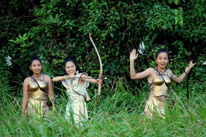 Phim “Thạch Sanh” đầu tư tới 800 bộ trang phục nhưng vẫn bị khán giả chê vì cho rằng các phụ kiện của nhân vật quá hiện đại.