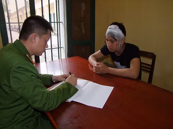 Đối tượng Dương Đức Tùng tại cơ quan điều tra Đối tượng Dương Đức Tùng tại cơ quan điều tra