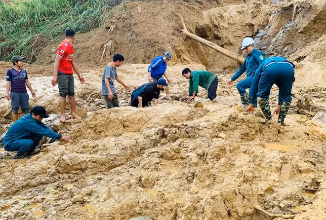 Công an xã Phước Lộc, huyện Phước Sơn cùng lực lượng tại chỗ tìm kiếm nạn nhân mất tích trong vụ sạt lở xảy ra tại thôn 1, xã Phước Lộc.