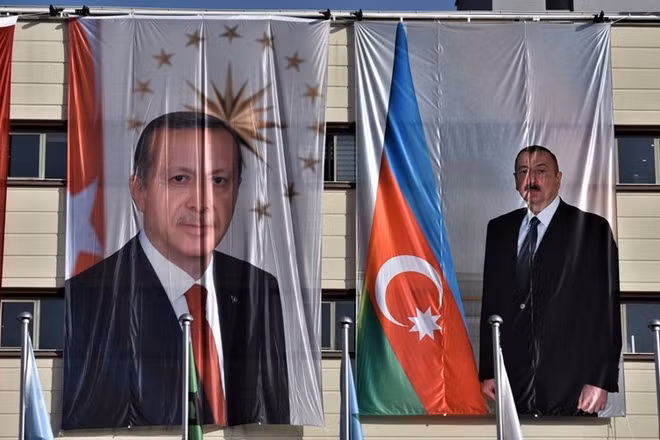 Chân dung Tổng thống Azerbaijan Ilham Aliyev (phải) và Tổng thống Thổ Nhĩ Kỳ Recep Tayyip Erdogan treo ở thủ đô Ankara.