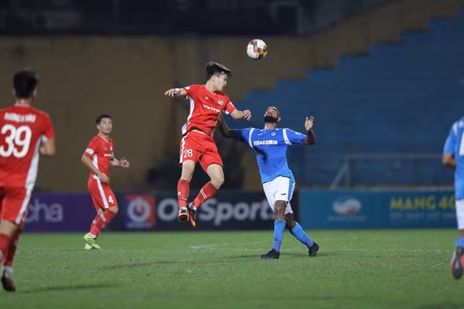 Đội chủ nhà kiểm soát thế trận và liên tục tổ chức các đợt hãm thành về phía cầu môn Than Quảng Ninh.