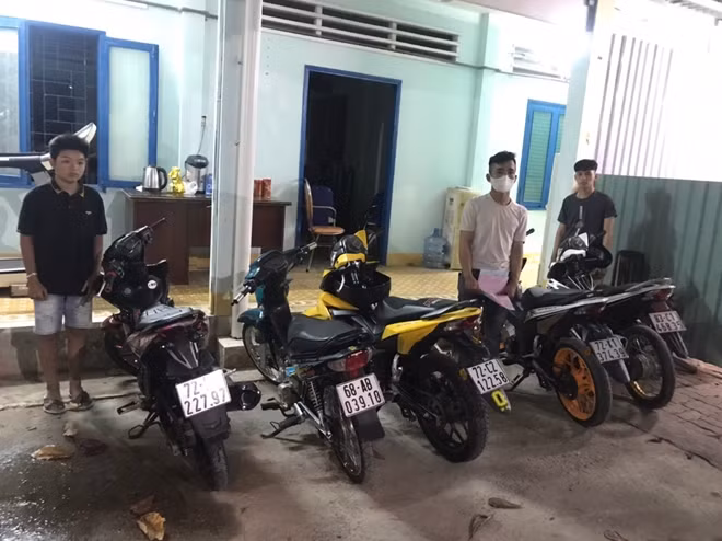 Các đối tượng tụ tập đua xe trái phép bị cơ quan Công an phát hiện xử lý.