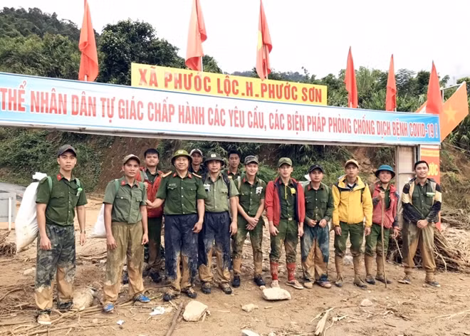 Đoàn công tác Công an huyện Phước Sơn khi đặt chân lên xã Phước Lộc.
