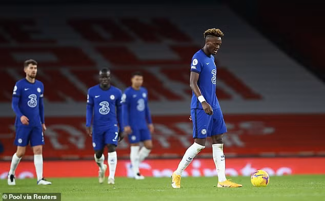 Thua thảm Arsenal, Chelsea tự đánh mất cơ hội vượt qua M.U trên bảng xếp hạng.