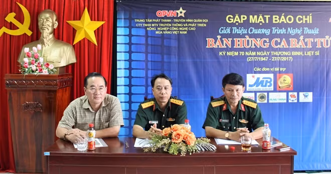 Đại diện BTC giới thiệu về Chương trình giao lưu nghệ thuật “Bản hùng ca bất tử”.