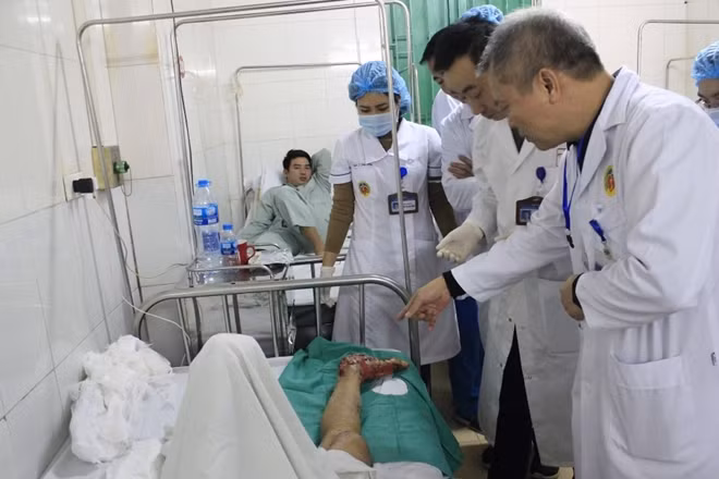 Các bác sĩ của Bệnh viện E cấp cứu nạn nhân bị tai nạn giao thông nguy kịch.