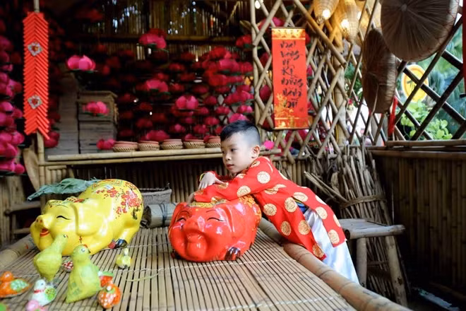 Một cậu bé tỏ ra vô cùng thích thú với không gian mới lạ này.