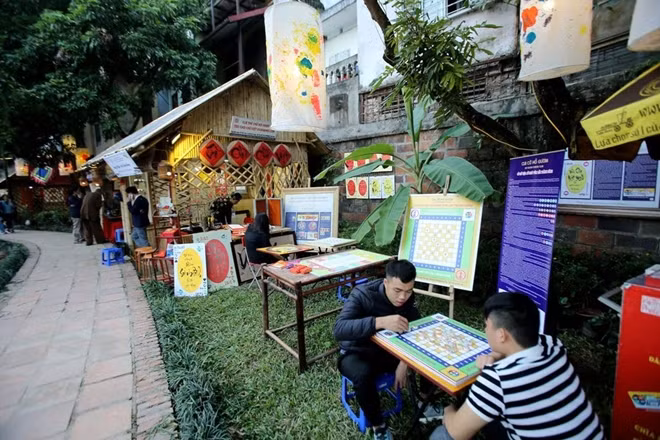 Ngoài ra tại đây còn tổ chức các trò chơi dân gian như đánh cờ tướng, cờ vây...