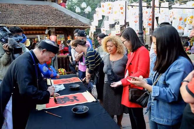 Phố ông đồ có tên chính thức là Hội chữ xuân Kỷ Hợi 2019 với chủ đề Văn Hiến.