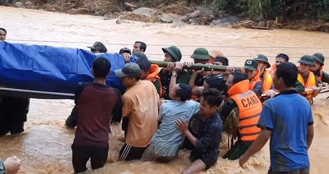 Đội tìm kiếm, cứu nạn đưa thi thể Đại úy Trương Văn Thắng vượt suối, băng rừng núi trở về.