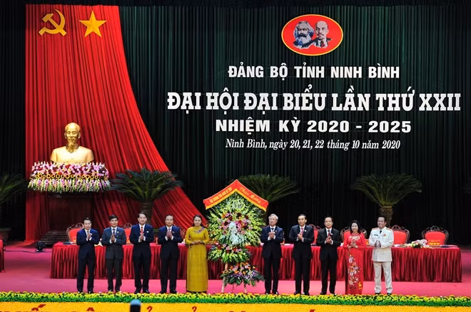 Đồng chí Trần Quốc Vượng tặng hoa chúc mừng Đại hội.