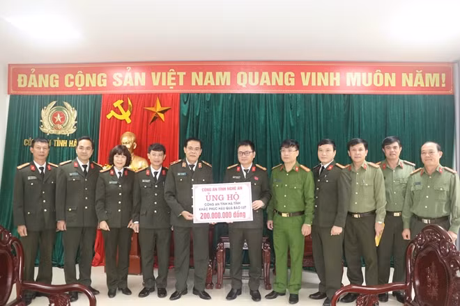Công an Nghệ An trao tặng 200 triệu đồng ủng hộ Công an tỉnh Hà Tĩnh.