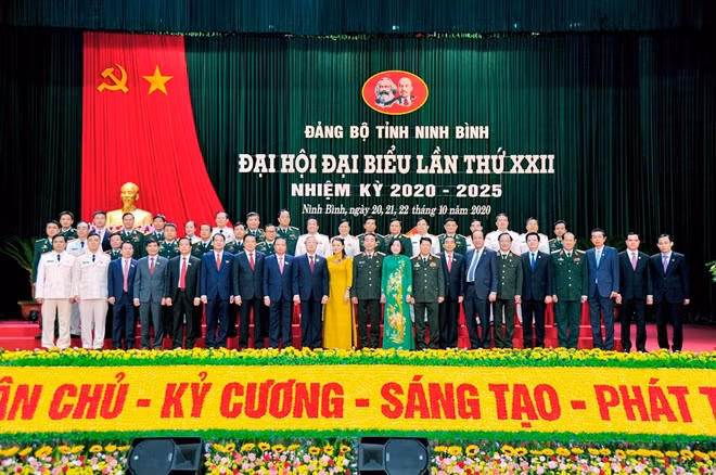 Đồng chí Trần Quốc Vượng và các đại biểu dự Đại hội.