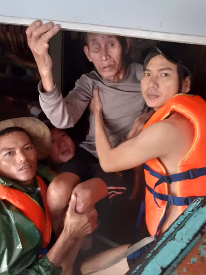Những ngư dân không quản ngại gian khổ, khó khăn cứu hộ hằng trăm người dân ngập lũ đến nơi an toàn.