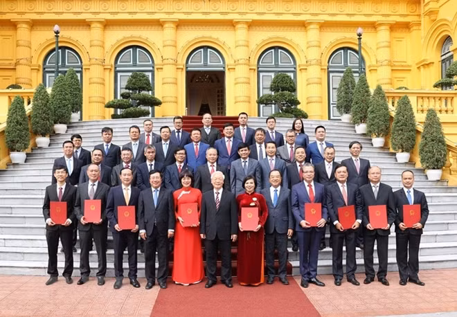 Tổng Bí thư, Chủ tịch nước Nguyễn Phú Trọng chụp ảnh kỷ niệm cùng các Đại sứ, Tổng Lãnh sự Việt Nam tại nước ngoài. Ảnh: TTXVN
